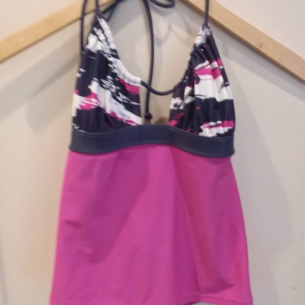 - 🫶Under Armour Swim Top S💕